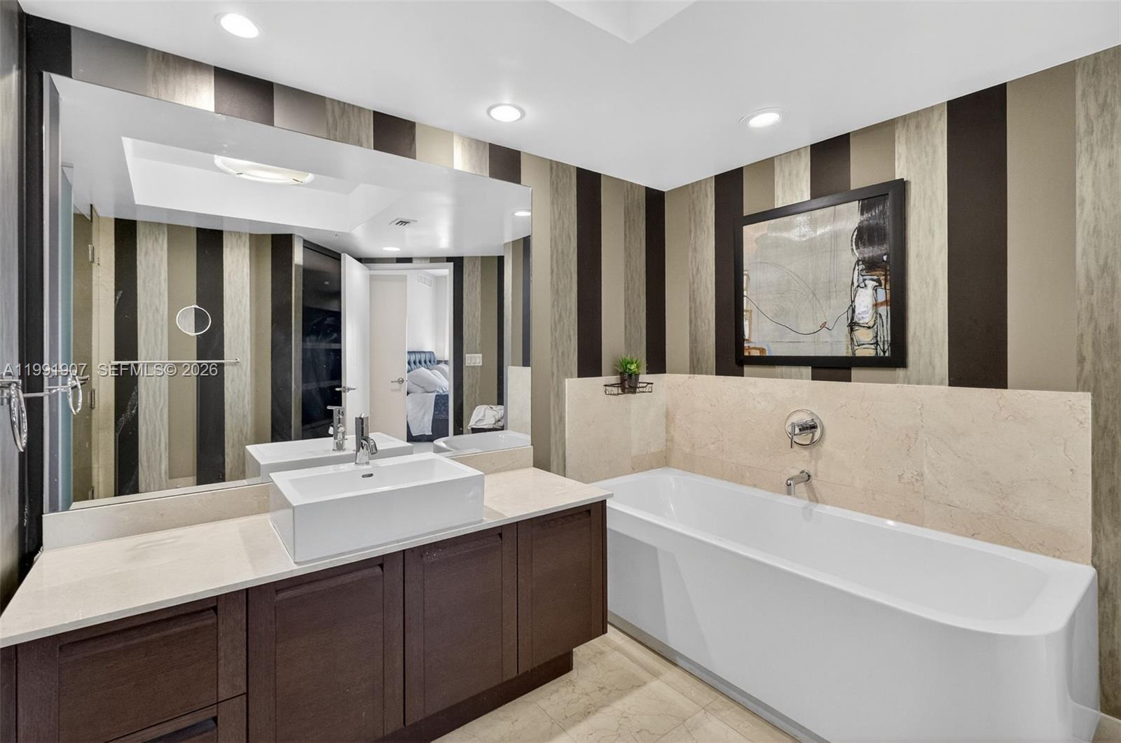 ST TROPEZ ON THE BAY III - Residential