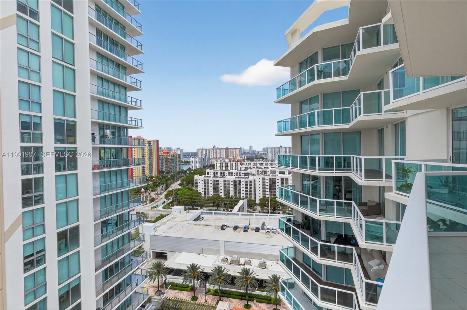 ST TROPEZ ON THE BAY III - Residential