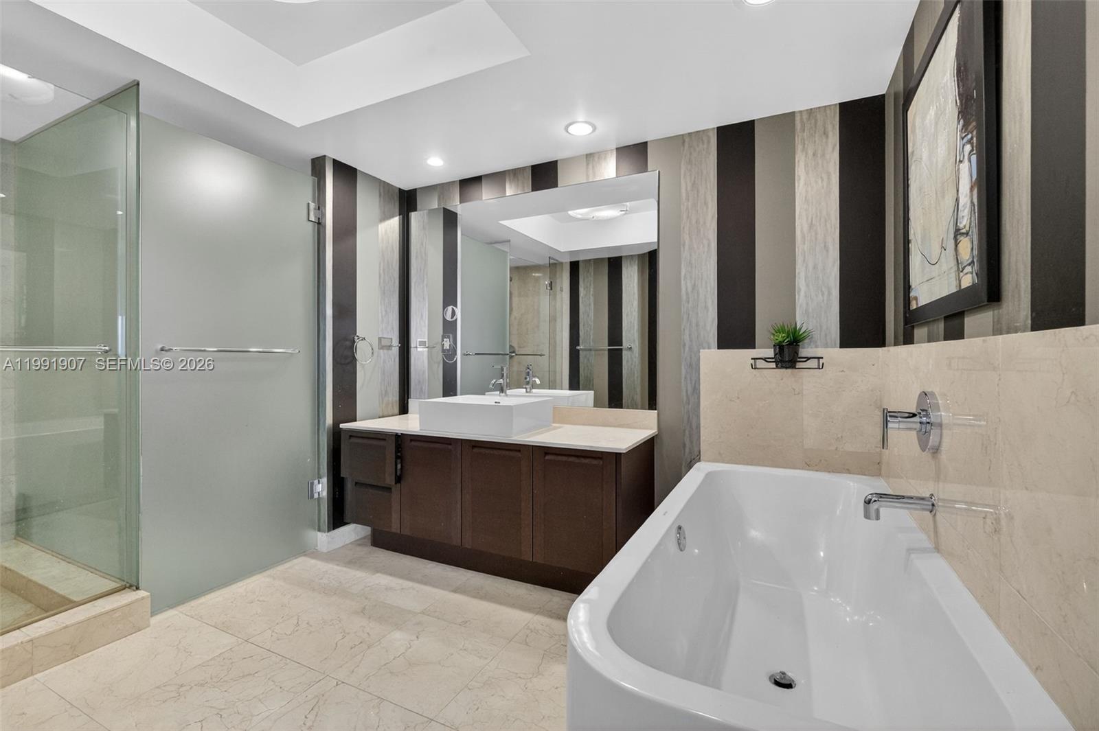 ST TROPEZ ON THE BAY III - Residential