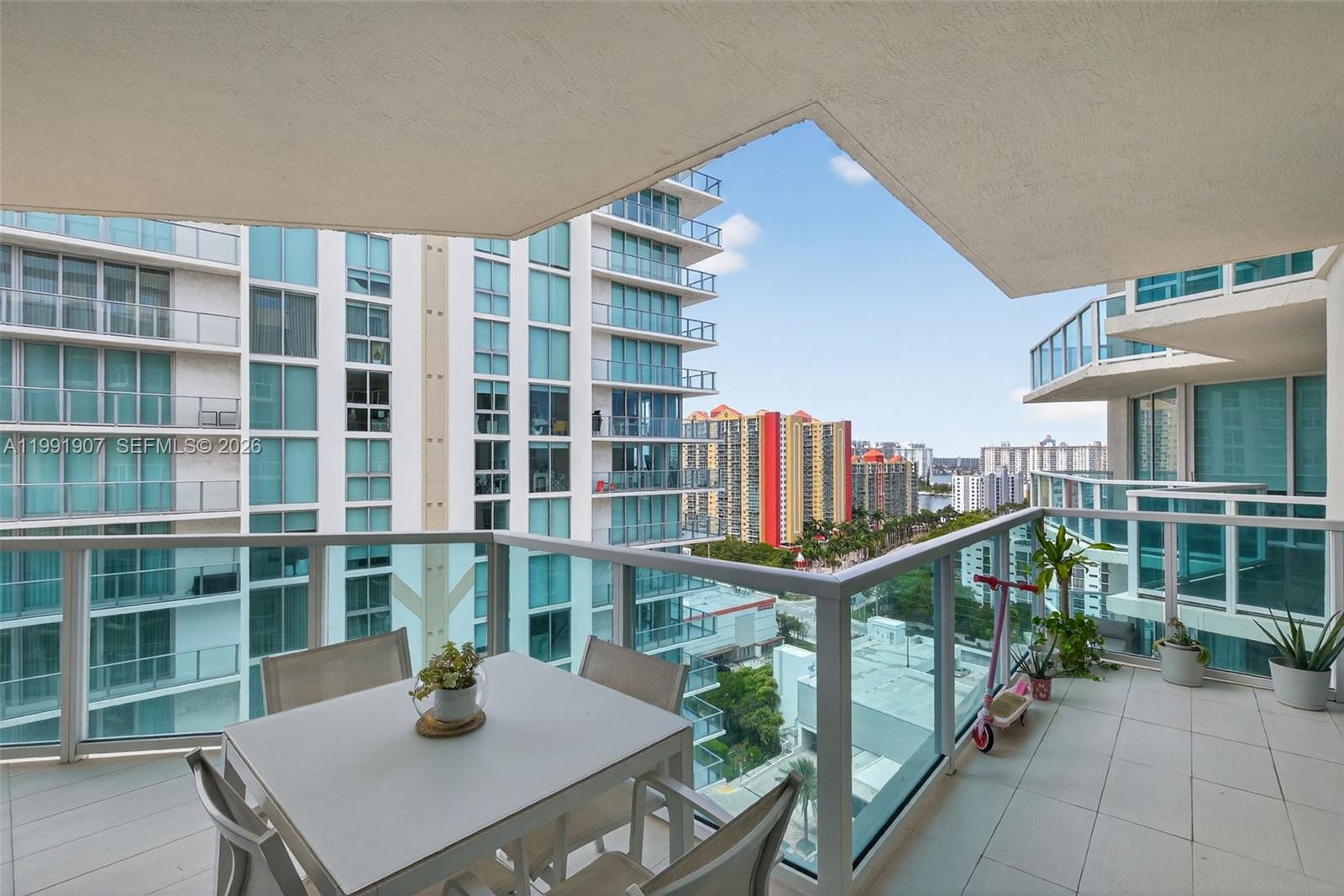 ST TROPEZ ON THE BAY III - Residential