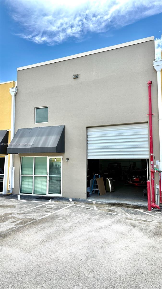 Large warehouse with roll up street level bay in the front of the unit with acess to the interior space.
air-conditioned finished office area at front of unit, as well as a bathroom located in the warehouse space immediately behind the office. The bldg has reinforced CVS exterior walls, poured concrete floors, and T-beam precast roof with a built up finish.