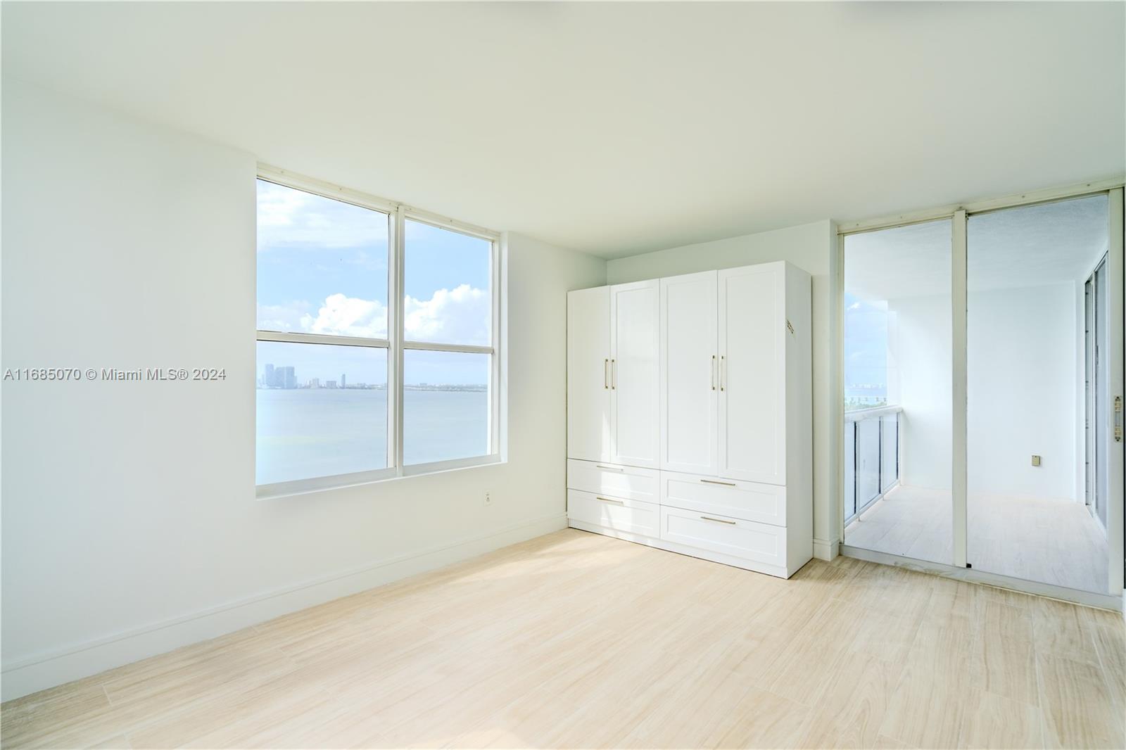 SUNSET HARBOUR SOUTH COND - Residential