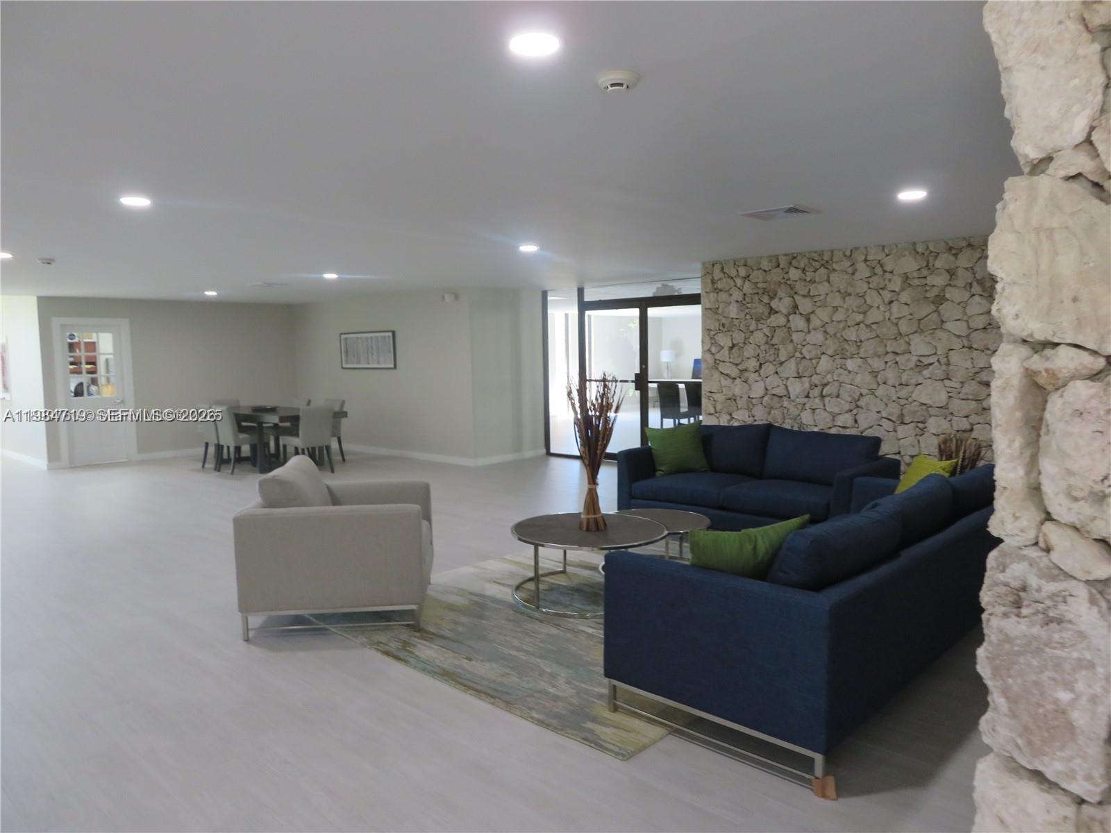 THE HORIZONS CONDO #5 - Residential