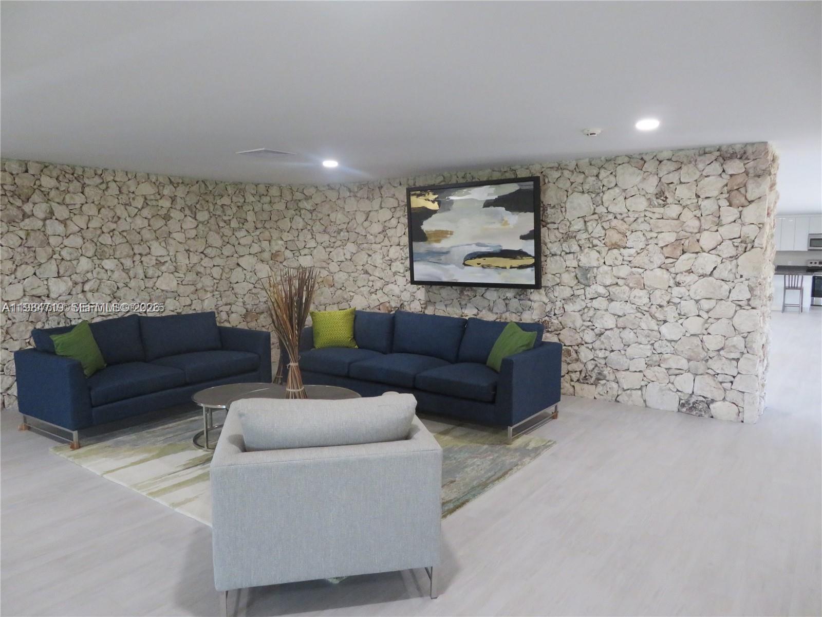 THE HORIZONS CONDO #5 - Residential