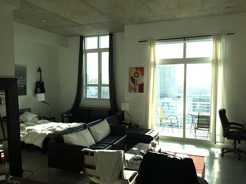 Very nice Penthouse in Downtown Miami. High ceilings and very comfortable. Great views to the EAST. Near Arena, and shops in downtown. One Parking assigned across the street.