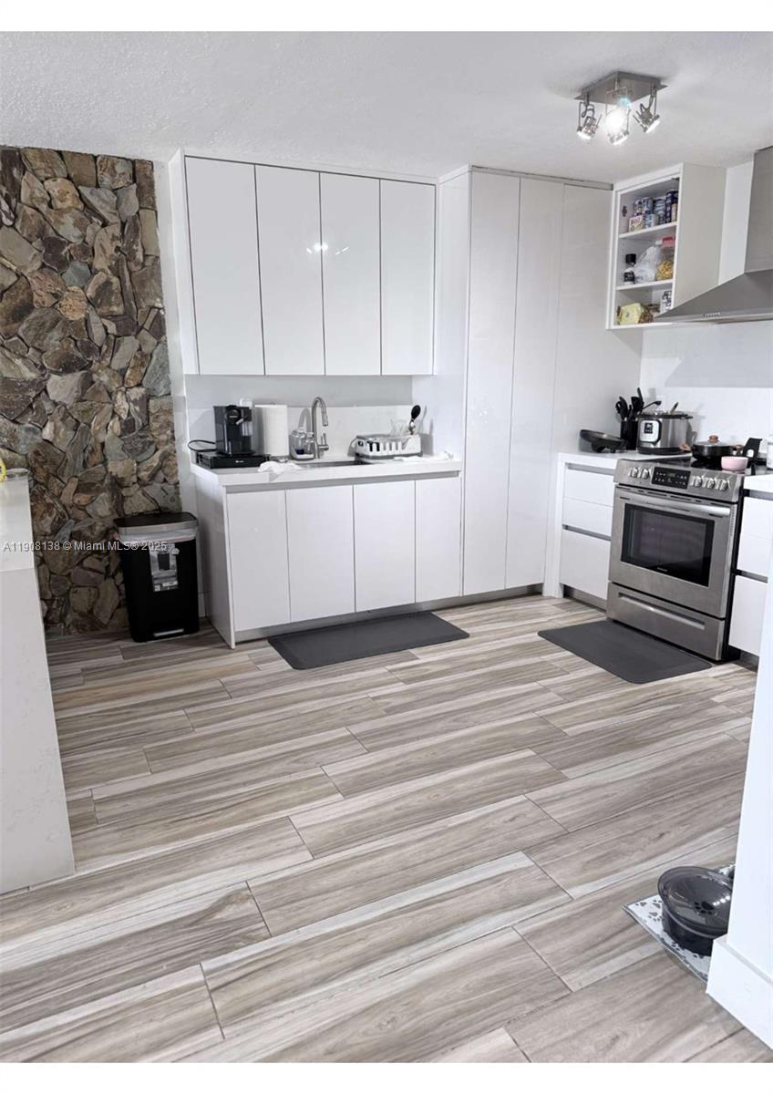 INTERNATIONAL CONDO - Residential Lease