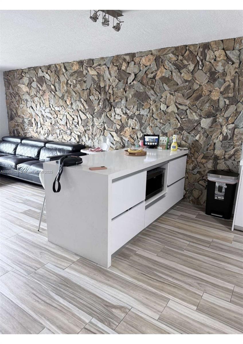 INTERNATIONAL CONDO - Residential Lease