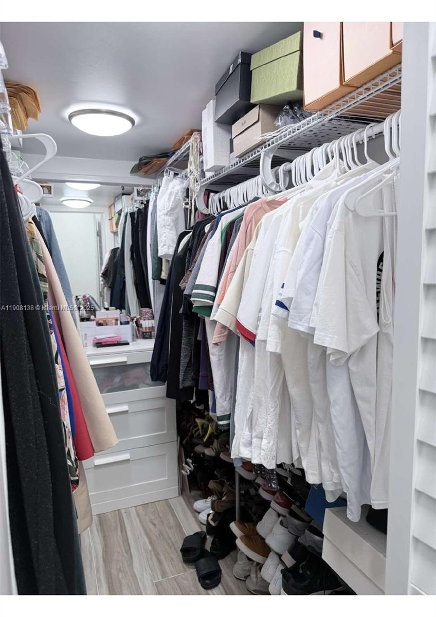 INTERNATIONAL CONDO - Residential Lease