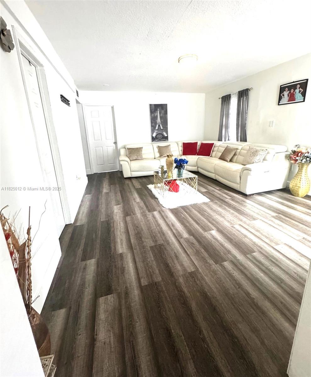DUPLEX HOUSE, THE ONE IN BACK HAS 3 BEDROOMS AND FOUR BATHROOMS, THE ONE IN FRONT HAS 2 BEDROOMS AND 1 BATHROOM, IT HAS A PATIO IN THE BACK AND ON THE SIDES, AND THE FRONT HAS PARKING FOR 9 CARS
