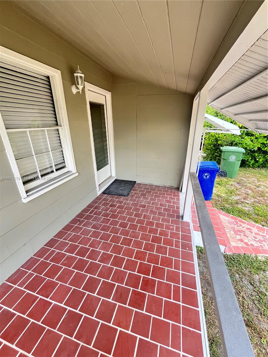 Cute and Cozy house for rent! enjoy close proximity to Downtown Fort Lauderdale and Major Highways! Centrally located and quiet neighborhood! Must see! easy to show! *Qualifying tenants can move in with just 1st month rent and Security deposit*