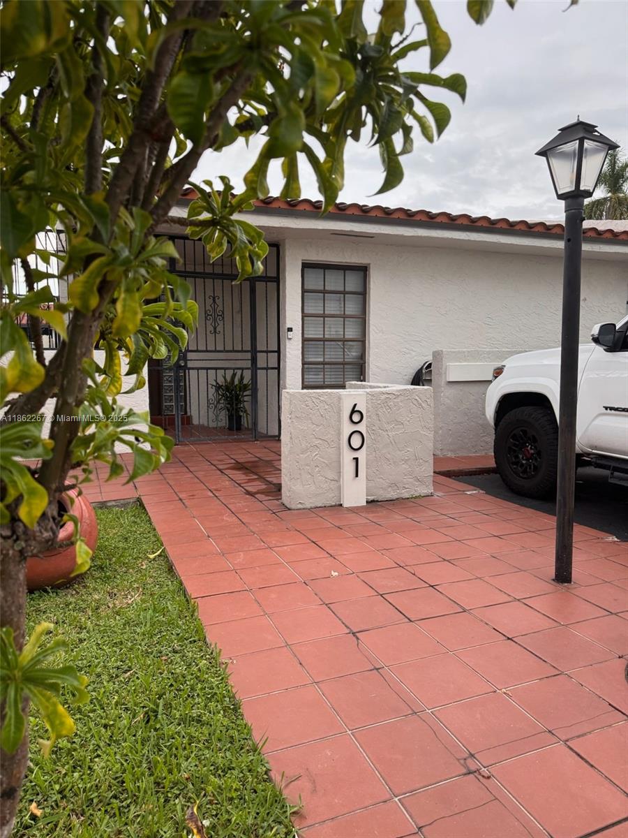 Charming centrally located townhome in the best area of Miami. Close to everything! Roof from 2019. New AC. Newly updated kitchen. Easy to view. Quick HOA approval. Showings start 08/31.