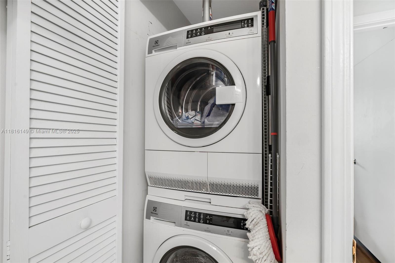 BLUE CONDO - Residential