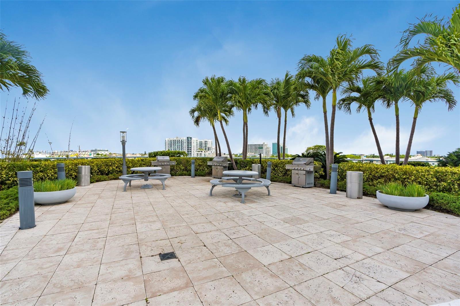 BLUE CONDO - Residential