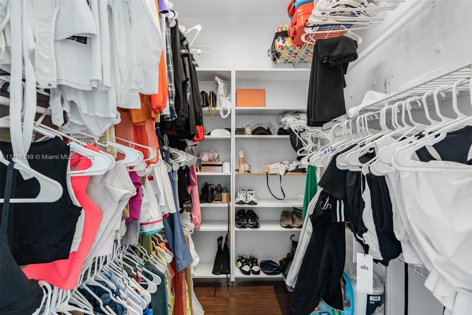 BLUE CONDO - Residential