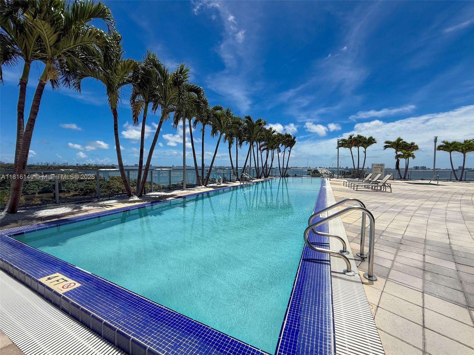 BLUE CONDO - Residential