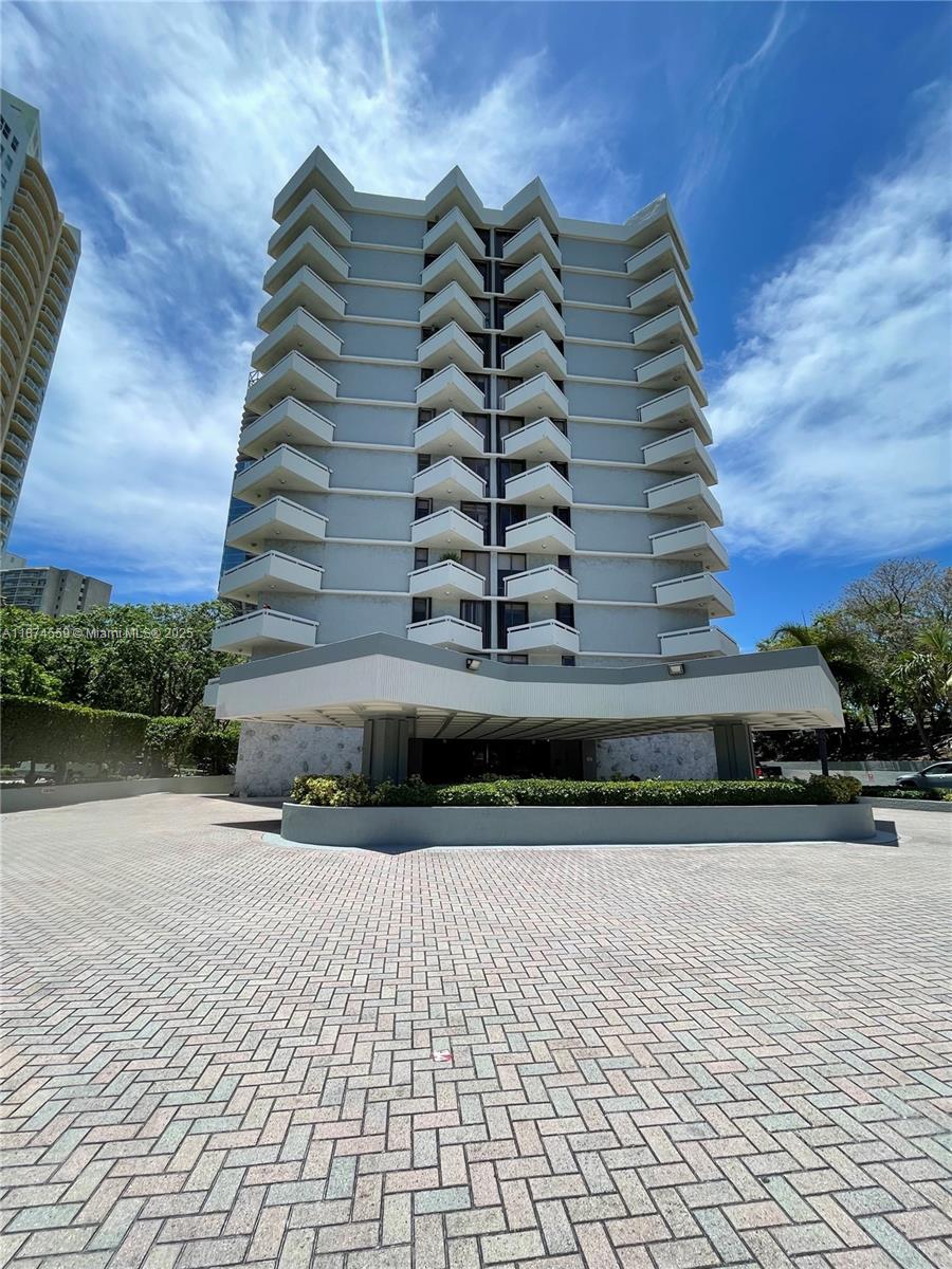 Very Spacious Updated 1 Bedroom with 2 Full Bathrooms is a must-see!
The unit features plenty of closet space, providing more than ample storage. This boutique property offers residents a Pool, Tennis Court, Game Room with Billiard Tables, and a Fitness center. The building offers Many Free Parking Spaces for your guests! Live in one of the best locations in Brickell with very easy access to I-95!!! This unit is a must-see! No Pets allowed. Live, Work & Play in One of the Hottest Areas of Miami; Brickell offers Brickell City Centre Mall, Amazing Dining, shopping, and trolley service right on Brickell Avenue.