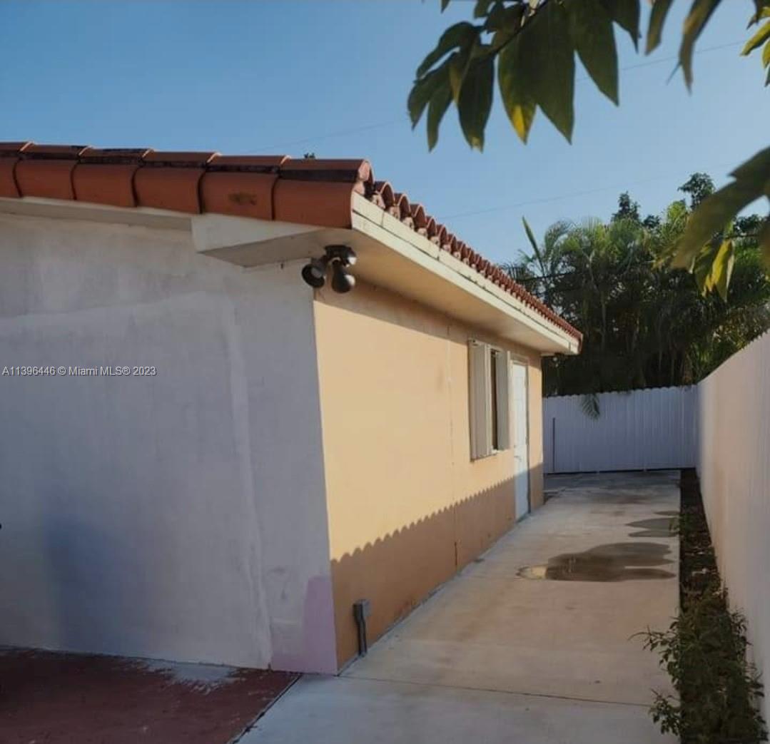Spacious studio, in perfect condition located in a central residential area of Hialeah, includes electricity, water, garbage, has a small private patio.