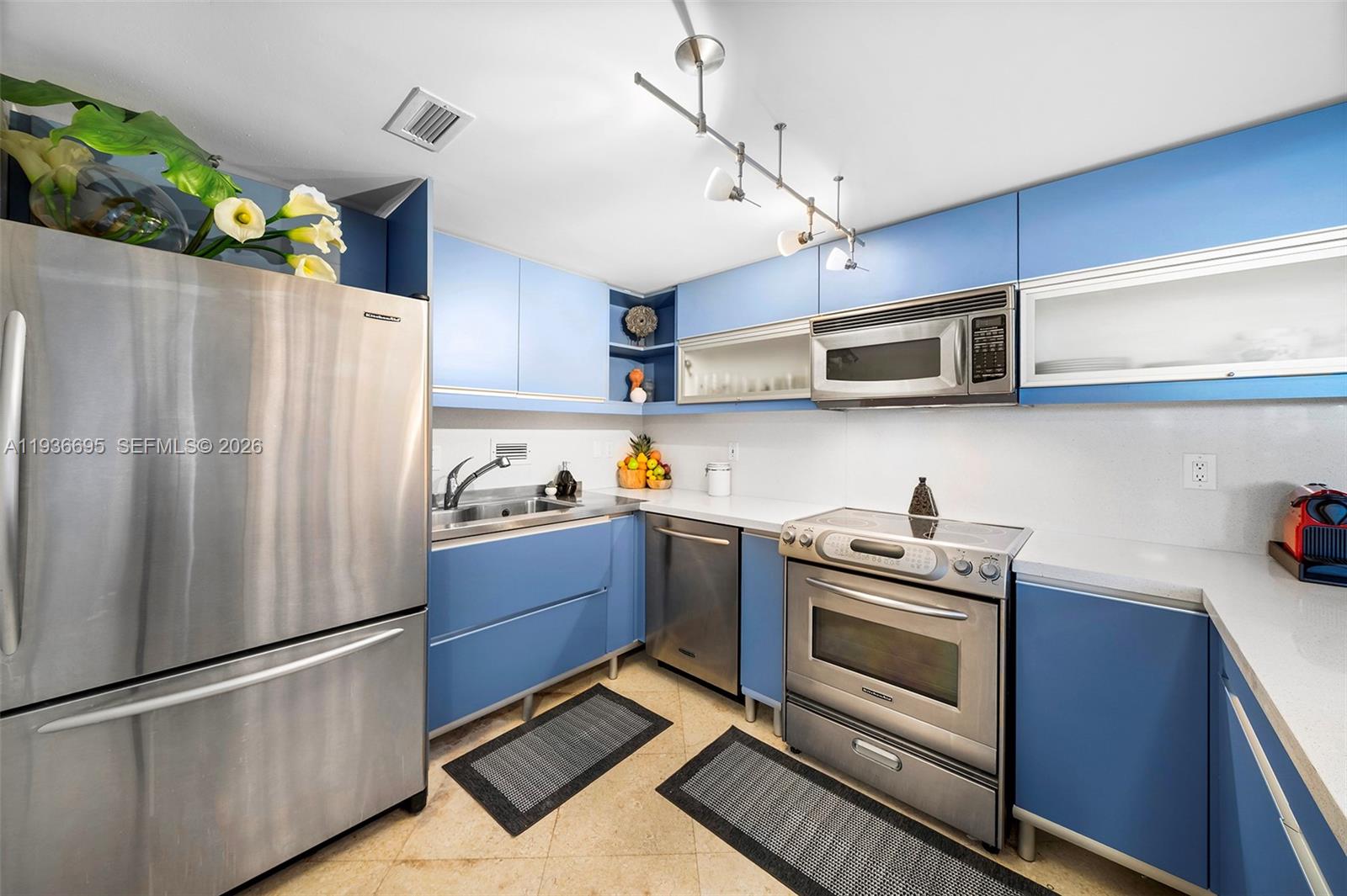 2301 Collins Ave 408