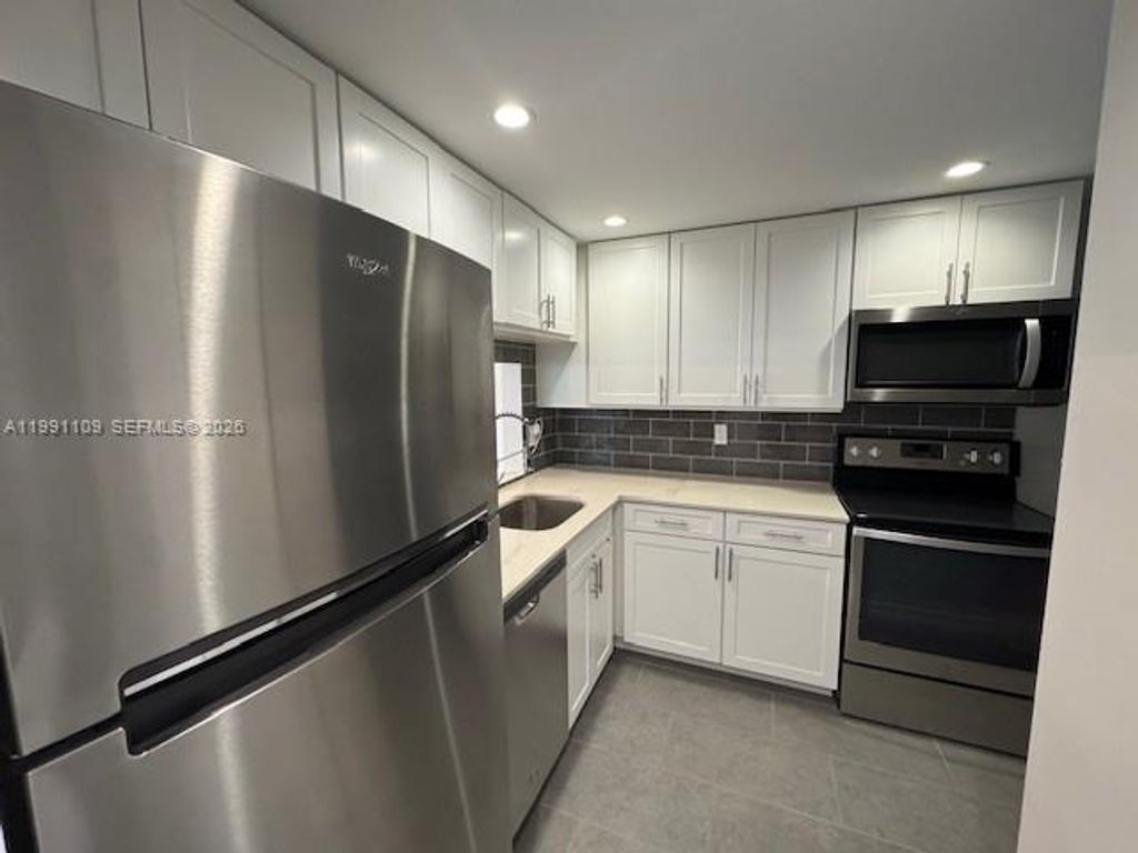 Photo of 9330 Lagoon Pl #109, Davie, FL 33324 (MLS # A11991109)