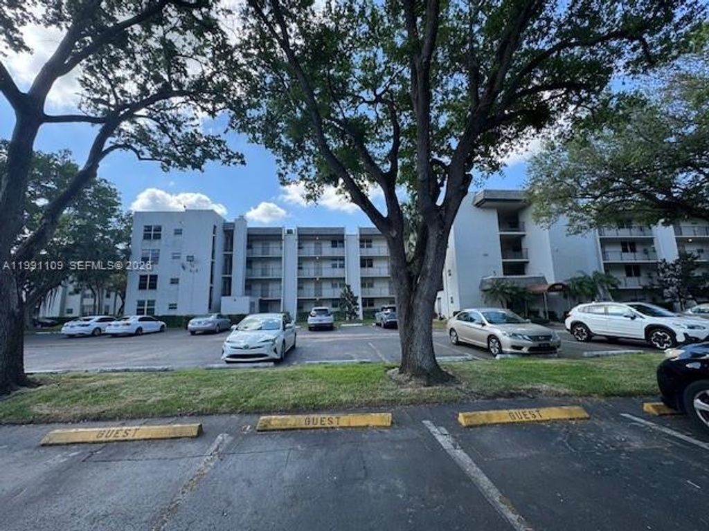 Photo of 9330 Lagoon Pl #109, Davie, FL 33324 (MLS # A11991109)