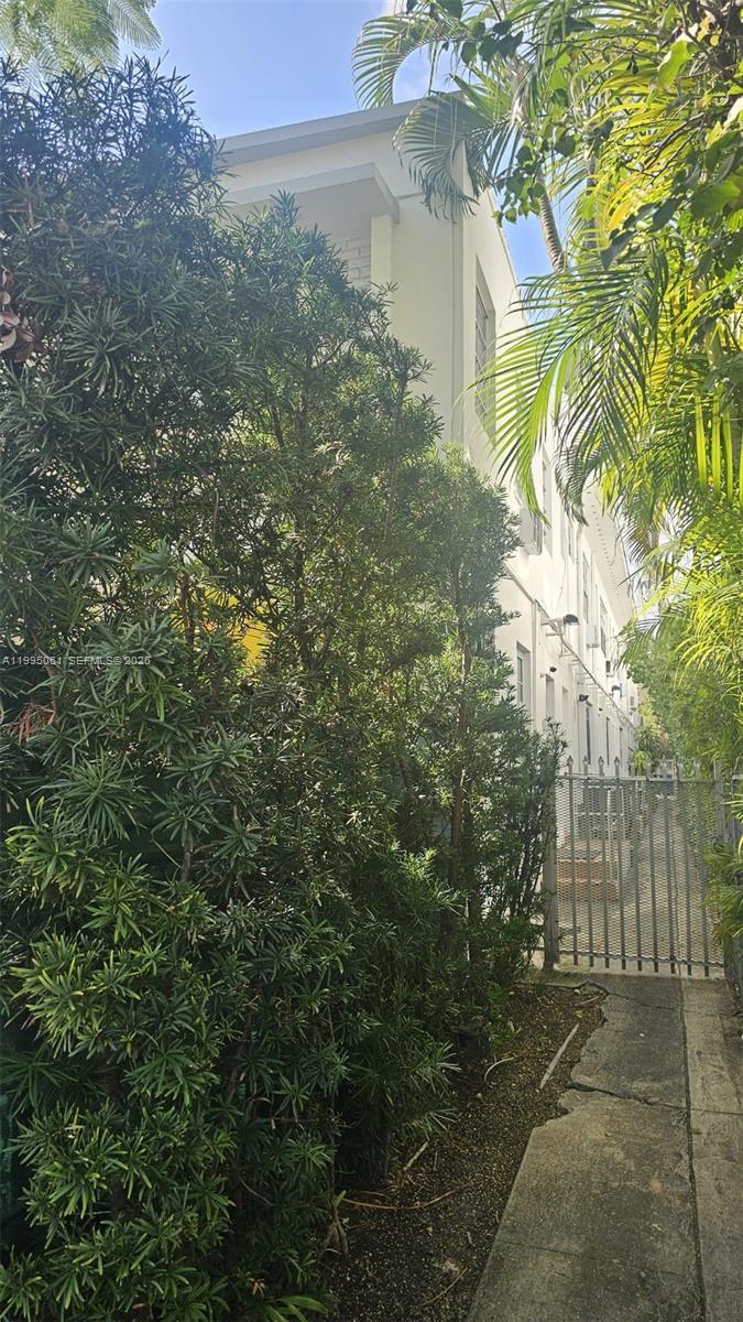 LINCOLN ROAD VILLAS SOUTH - Residential Lease