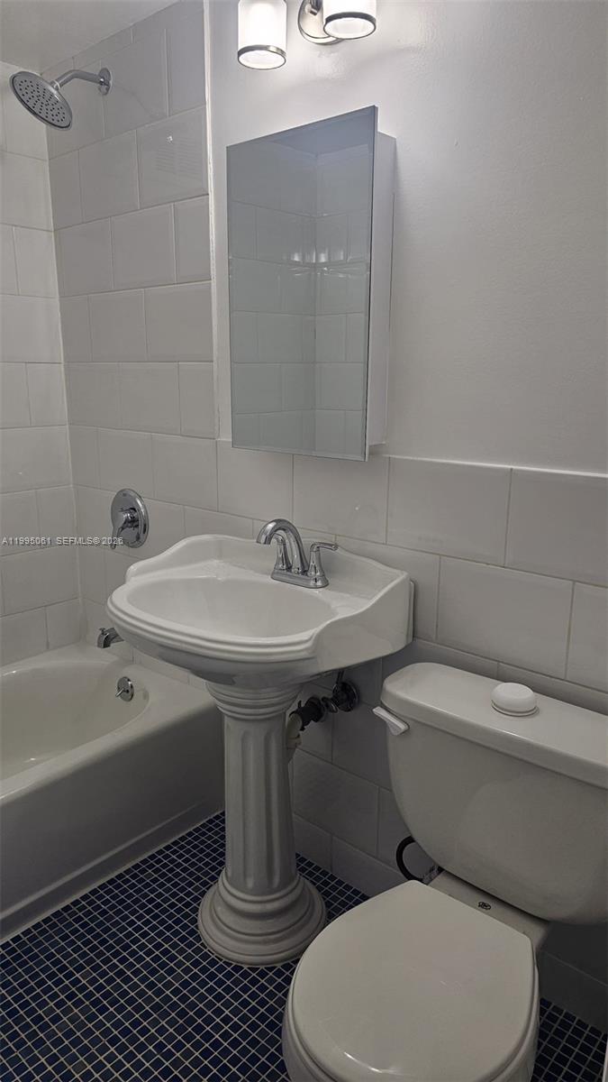 LINCOLN ROAD VILLAS SOUTH - Residential Lease