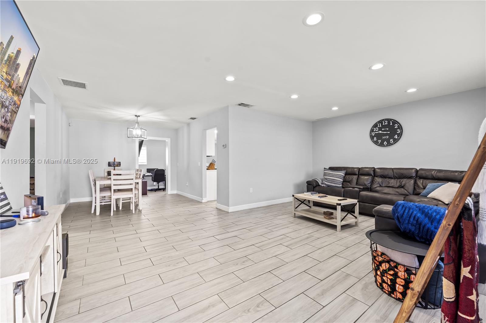 SUNRISE GOLF VILLAGE SEC - Residential Lease