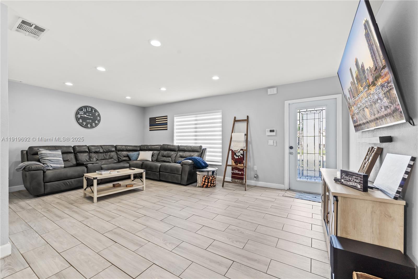 SUNRISE GOLF VILLAGE SEC - Residential Lease