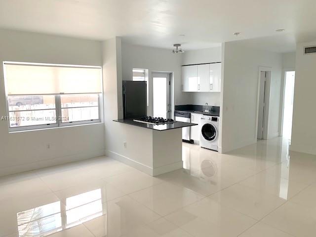 Nice updated and bright 1 Bd/1 Bt Apartment in the heart of Sobe. Perfect location right behind Lincoln Rd and walking distance to the beach. Glass tiles, stainless steel appliances. Washer-dryer combo in the unit. Available from Now. Only Long Term.