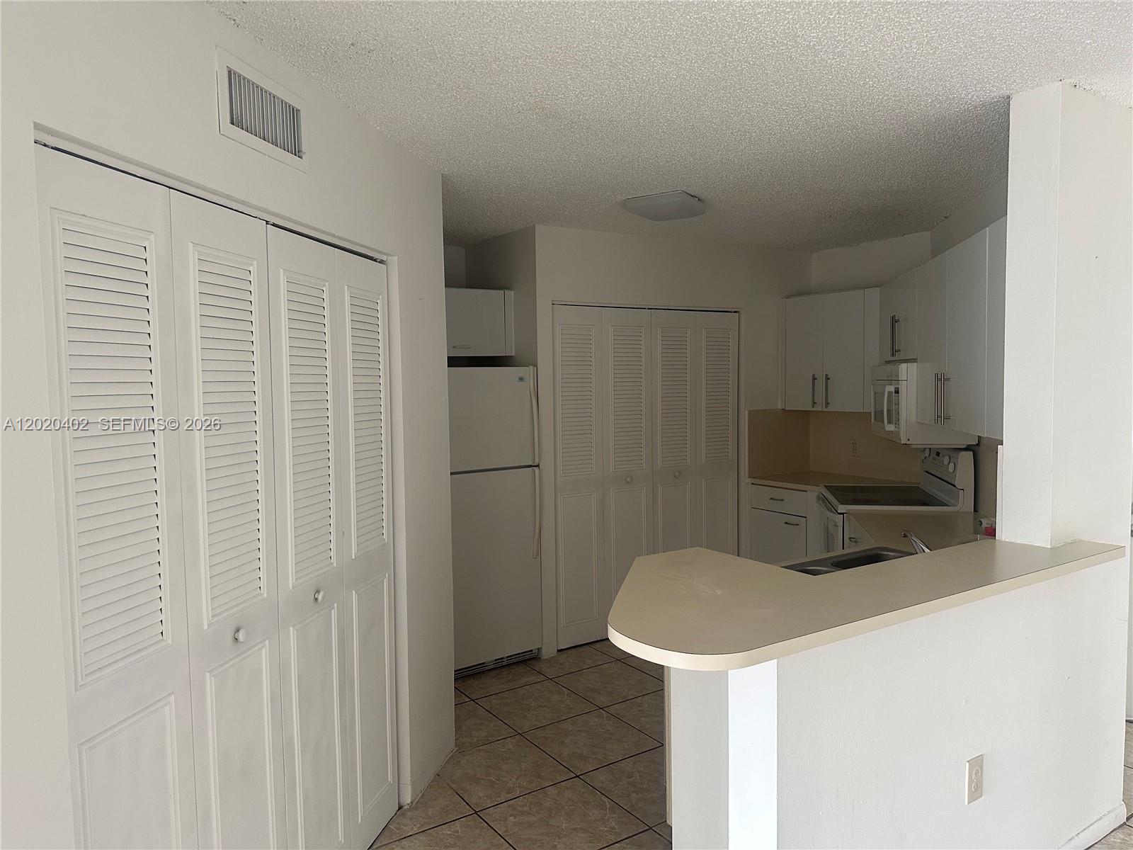 MEDITERRANEAN VILLAS COND - Residential