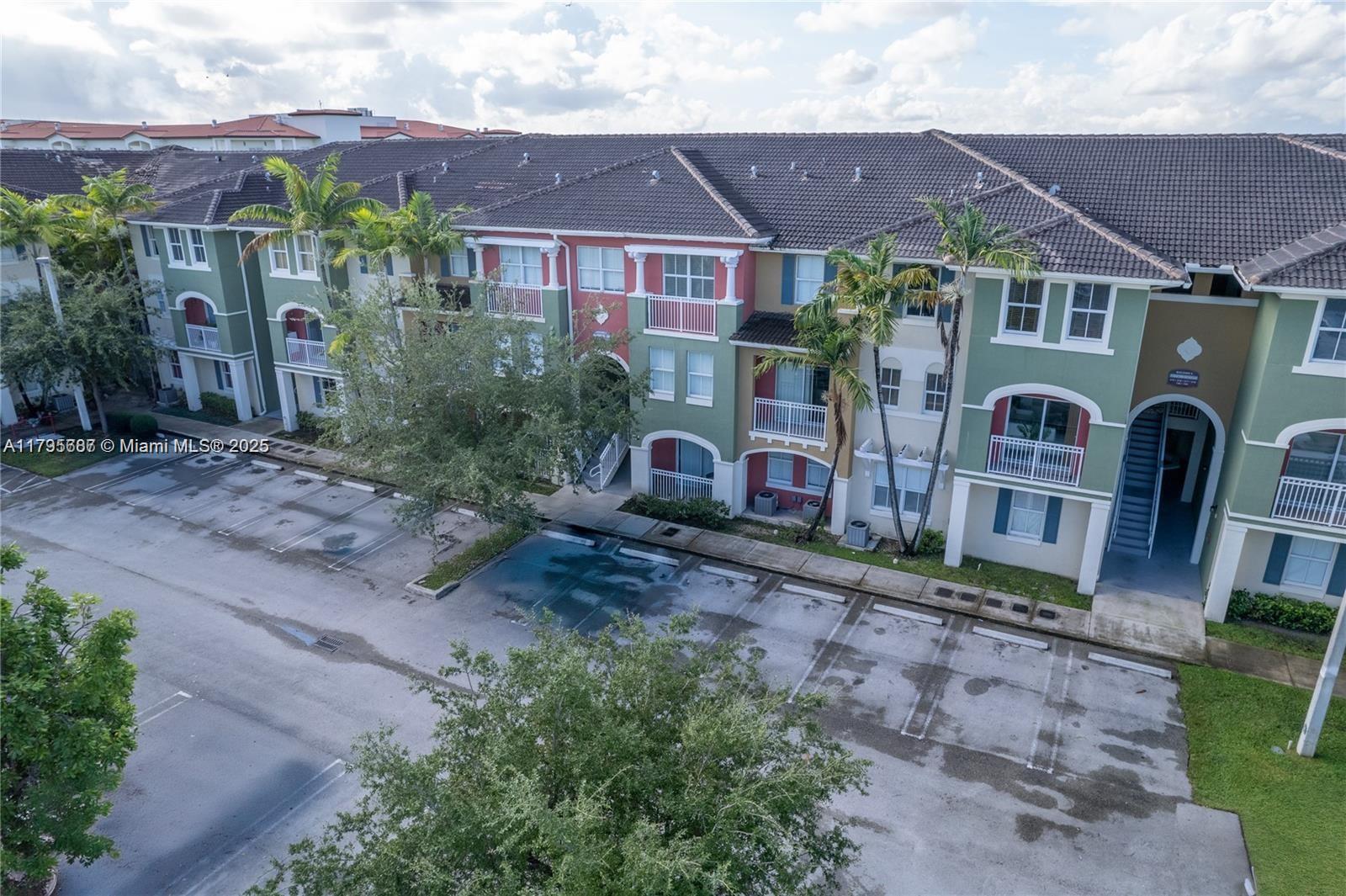 11002 Nw 83rd St 106, Doral, Miami-Dade County, Florida - 3 Bedrooms  
2 Bathrooms - 