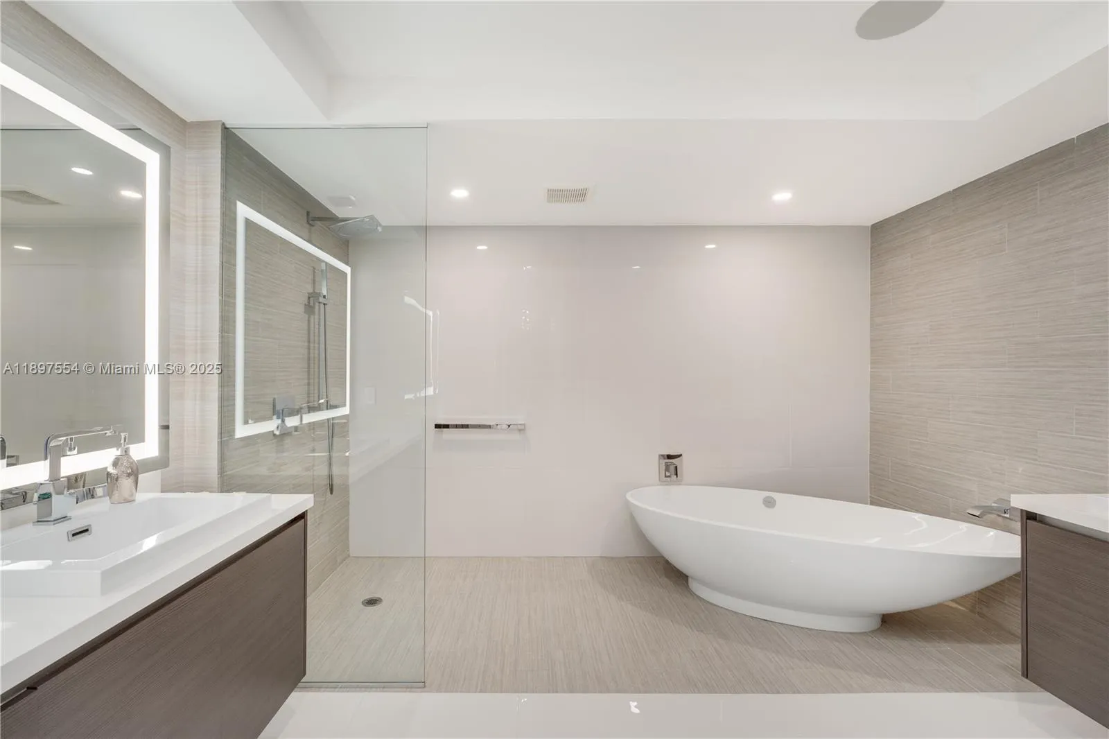 Sunny Isles Beach, Florida 33160, United States, 3 Bedrooms Bedrooms, ,4 BathroomsBathrooms,Residential,Active,229868