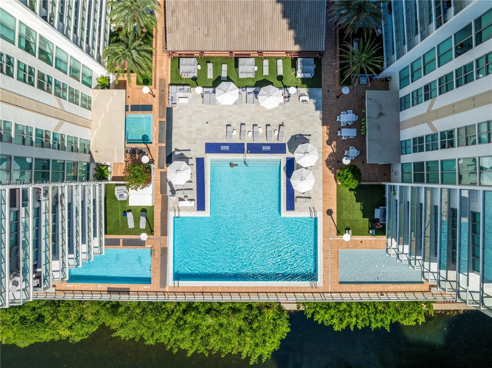 Sunny Isles Beach, Florida 33160, United States, 3 Bedrooms Bedrooms, ,4 BathroomsBathrooms,Residential,Active,229868