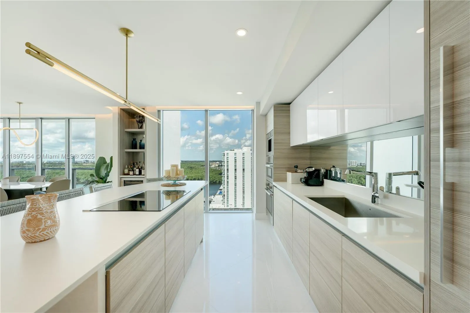 Sunny Isles Beach, Florida 33160, United States, 3 Bedrooms Bedrooms, ,4 BathroomsBathrooms,Residential,Active,229868