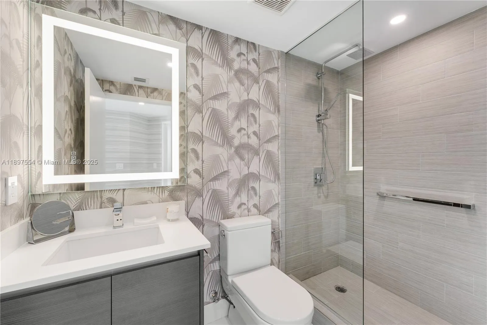 Sunny Isles Beach, Florida 33160, United States, 3 Bedrooms Bedrooms, ,4 BathroomsBathrooms,Residential,Active,229868