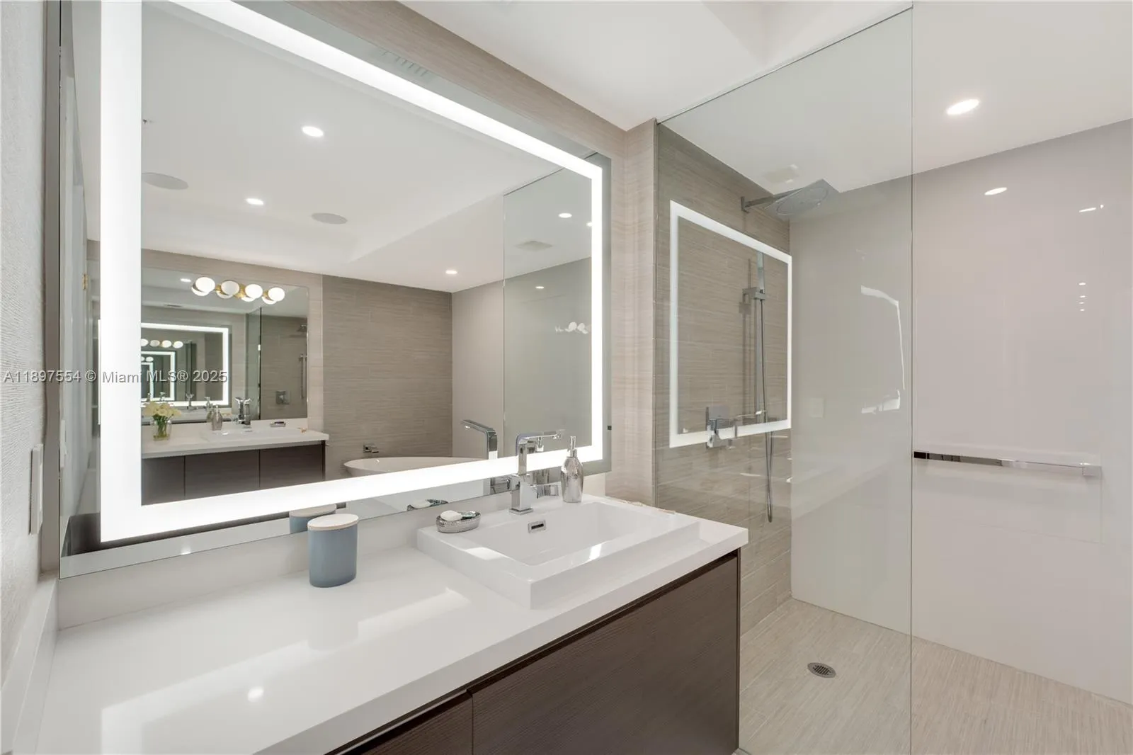 Sunny Isles Beach, Florida 33160, United States, 3 Bedrooms Bedrooms, ,4 BathroomsBathrooms,Residential,Active,229868