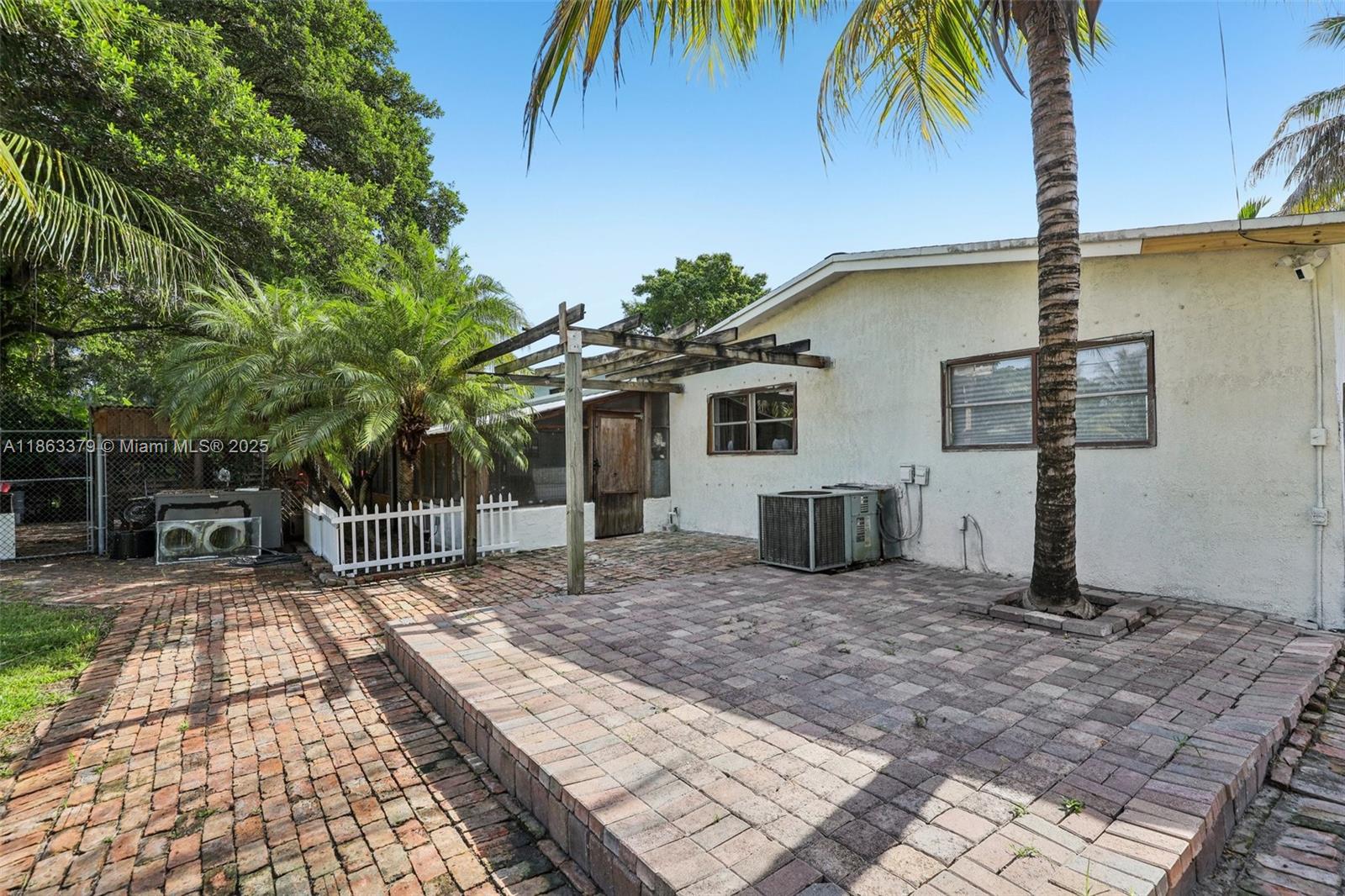 GOLDEN COURT - Residential