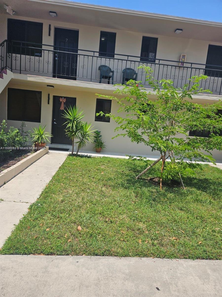 Renovated charming 2/1 unit on 2nd floor in a renovated garden style building with only 8 units located in Little Havana. Close to Flagler Street, supermarkets, stores, schools, restaurants, and houses of worship. Easy access to public transportation.