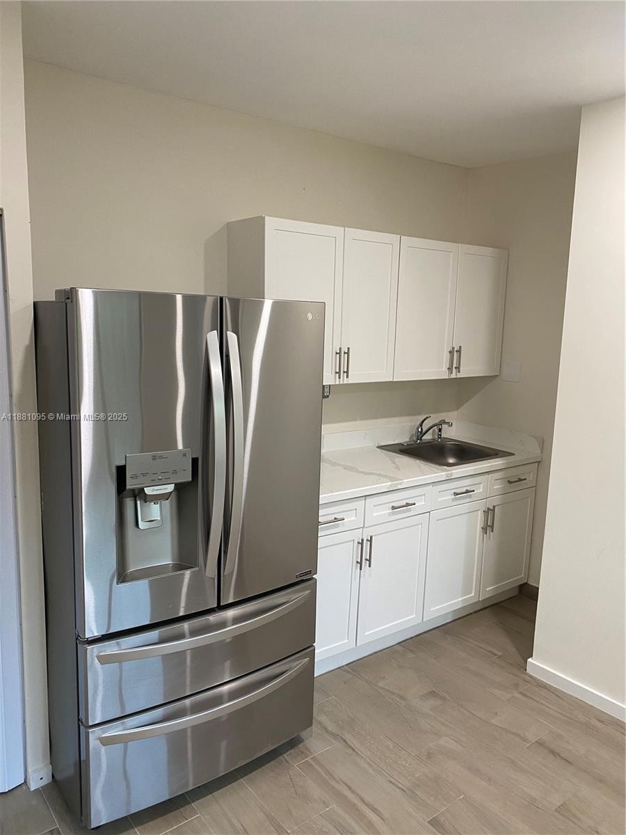 This renovated efficiency is located in a prime area, offering comfort, privacy, and convenience. The unit features a private entrance and dedicated parking, making it an excellent option for those seeking their own space. Ideal for a single occupant, but may accommodate up to two persons at an adjusted rent of $1,600 per month.
Renovated interior. Private entrance. Dedicated parking. Great location close to local amenities.
Maximum occupancy: 2 persons
Security deposit: 2 months (for qualified applicants)
