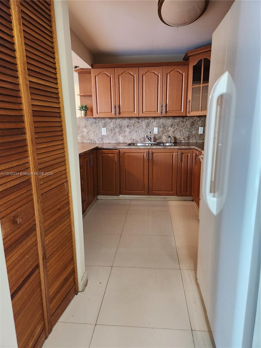 INTERNATIONAL TOWERS COND - Residential Lease