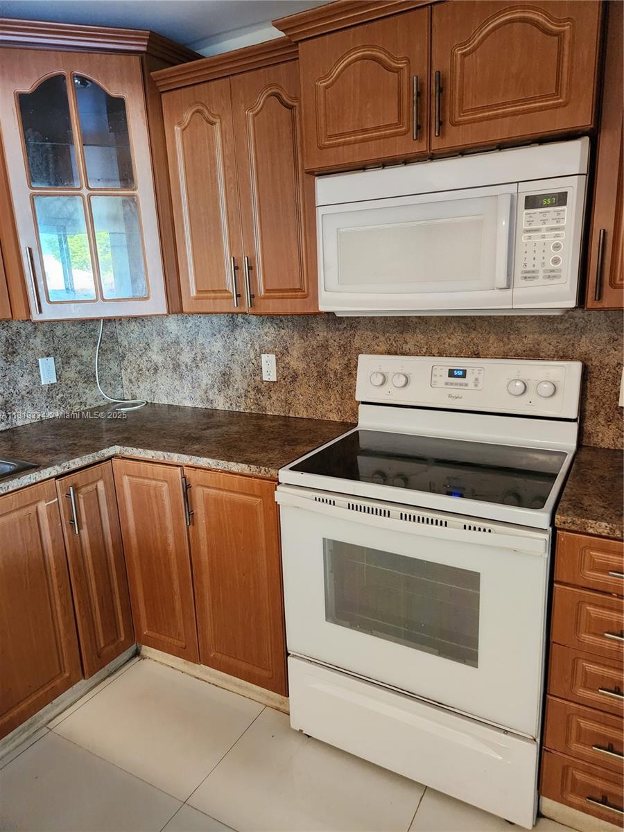 INTERNATIONAL TOWERS COND - Residential Lease