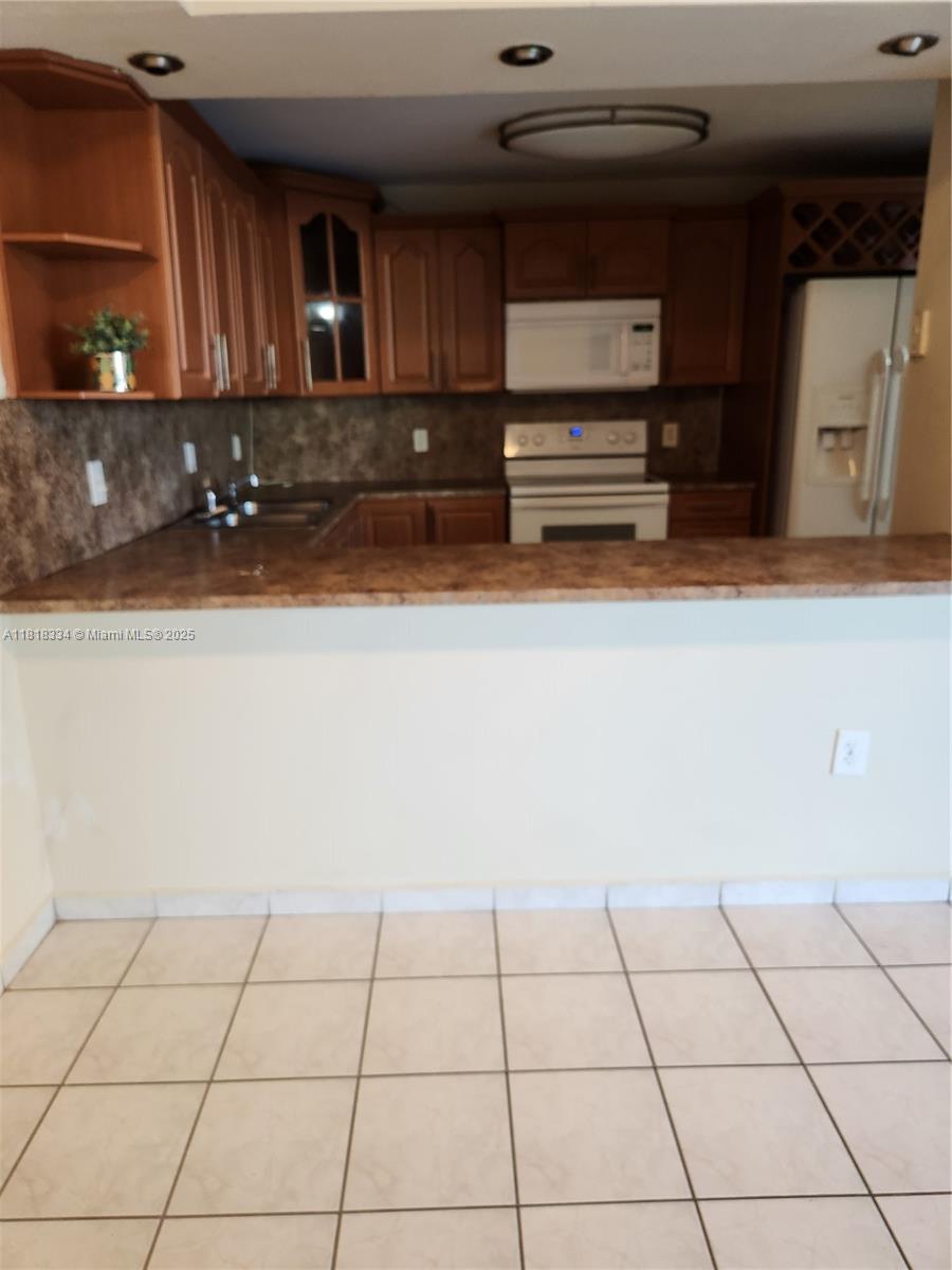 INTERNATIONAL TOWERS COND - Residential Lease