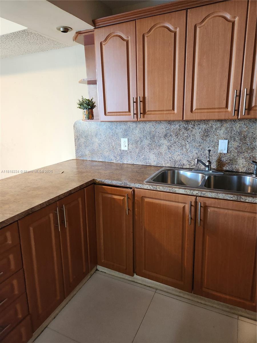 INTERNATIONAL TOWERS COND - Residential Lease