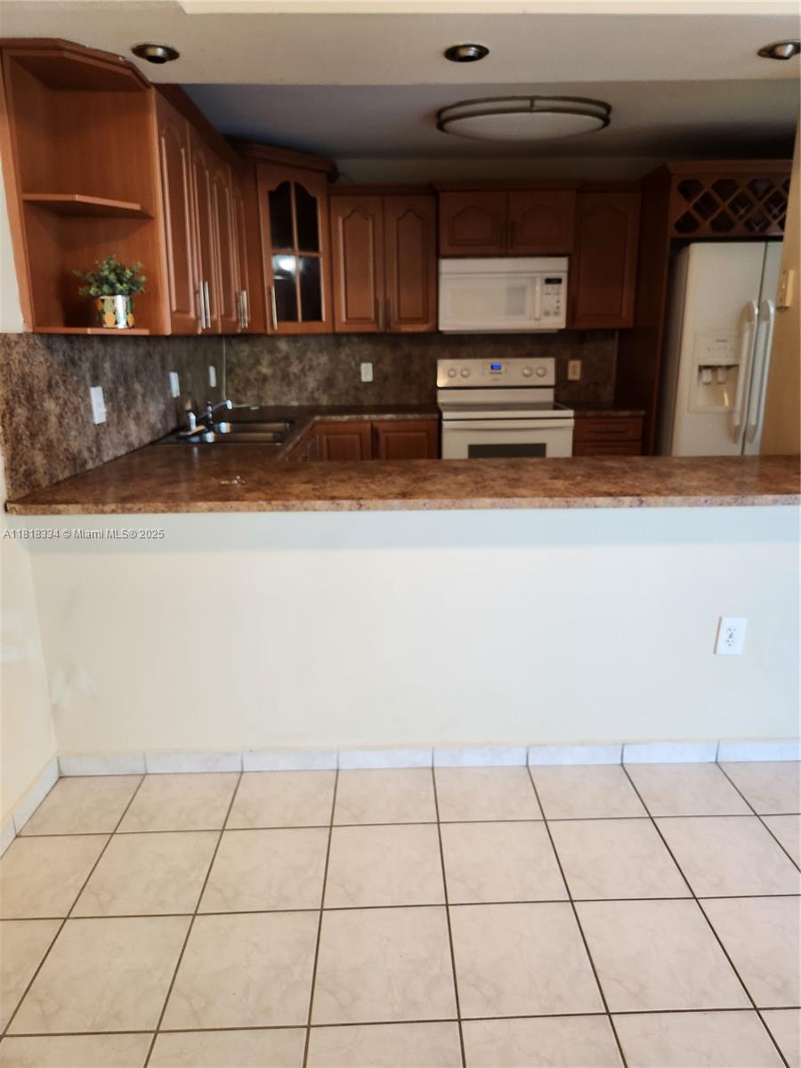 INTERNATIONAL TOWERS COND - Residential Lease