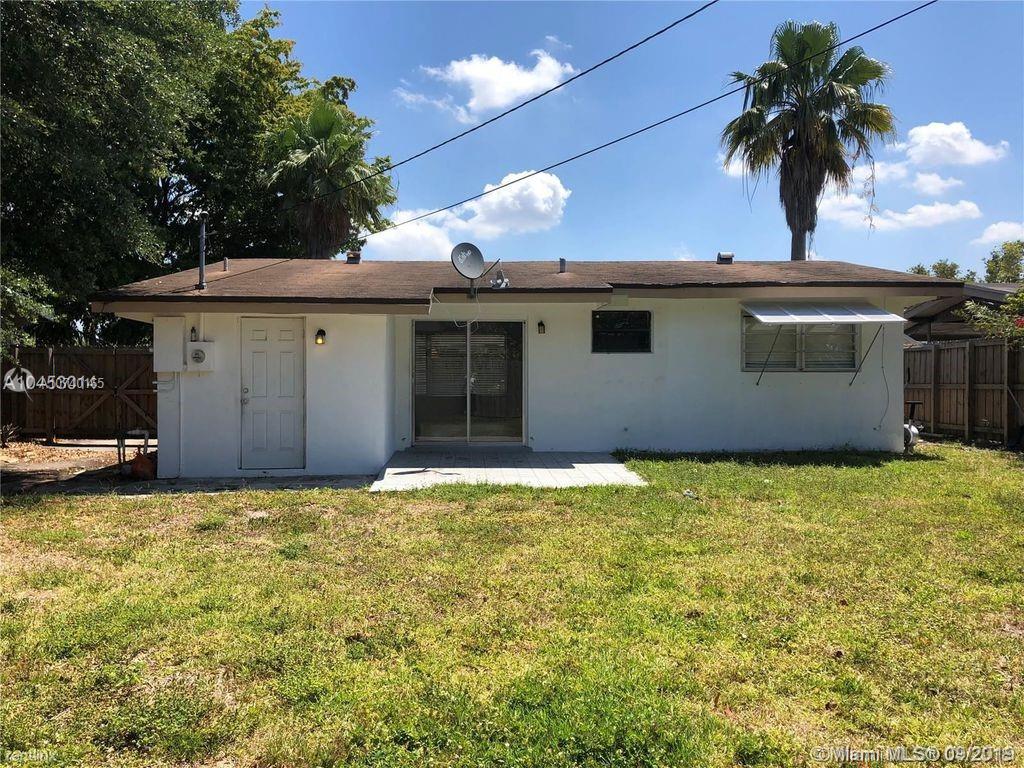 SINGLE FAMILY HOME 2 BEDROOMS + 1 FULL BATH IN GREAT CONDITION.THE HOME FEATURES: CERAMIC FLOORS, WASHER AND DRYER & STORAGE ROOM , PRIVATE BACK YARD FOR ENTERTAINMENT.