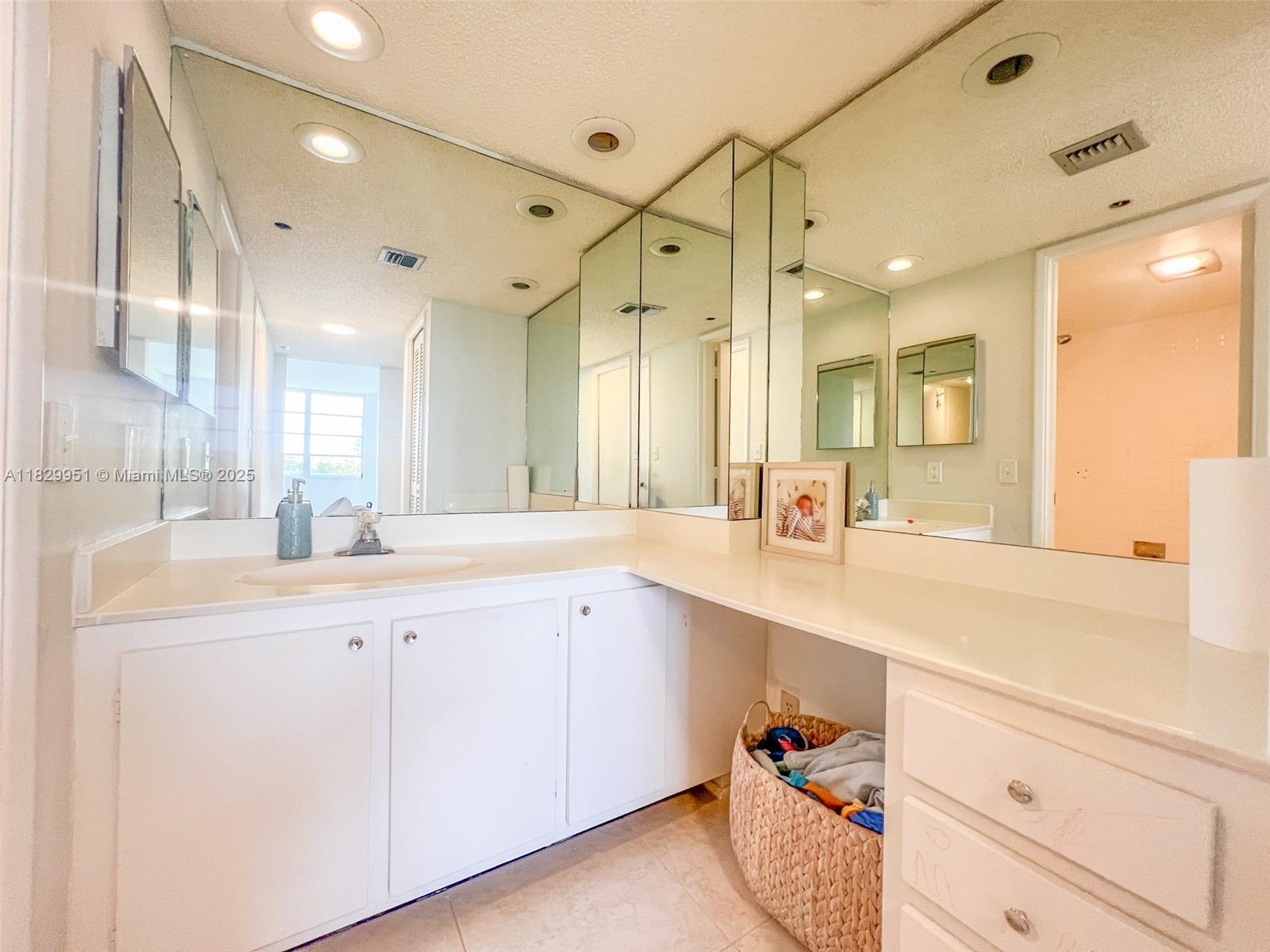 NO 104 PALM-AIRE COUNTRY - Residential