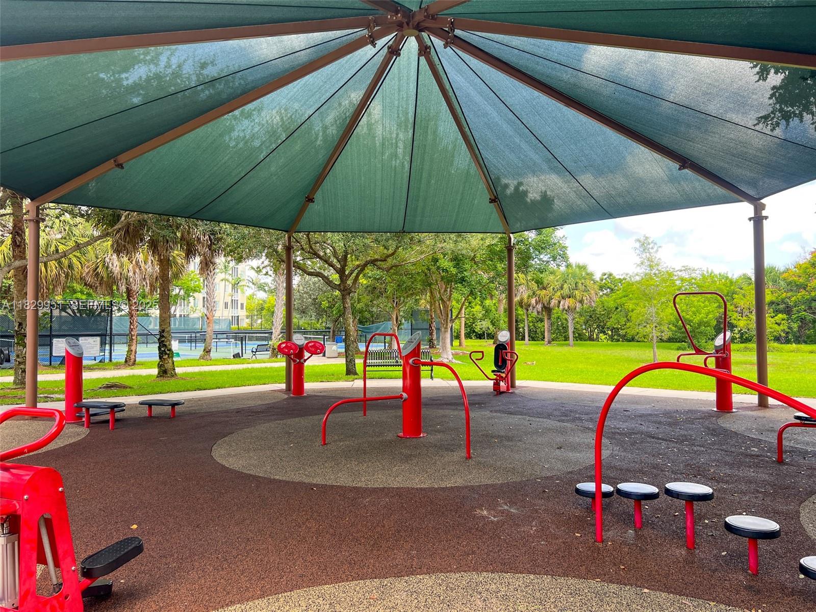 NO 104 PALM-AIRE COUNTRY - Residential