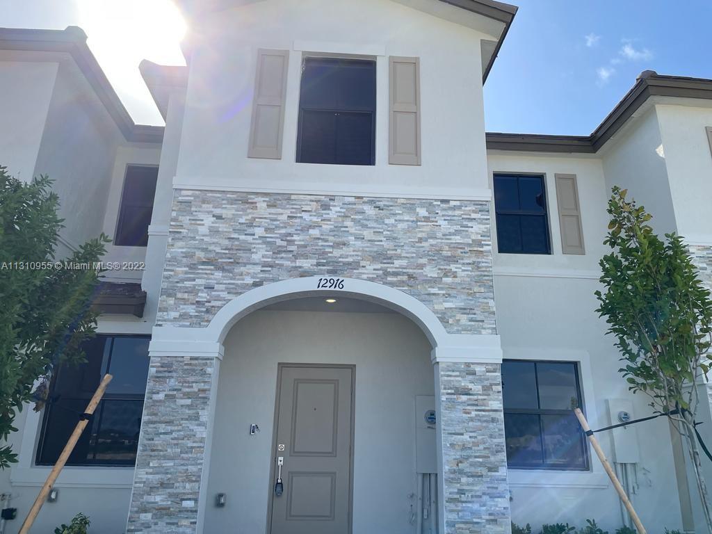 GORGEOUS NEW CONSTRUCTION Villa available for rent. This BRAND NEW 3 bedrooms/2.5 bathroom home
features stainless steel appliances, open and spacious living area and a fenced backyard. 2 assigned parking
spaces in front of the unit. Schedule your showing today!