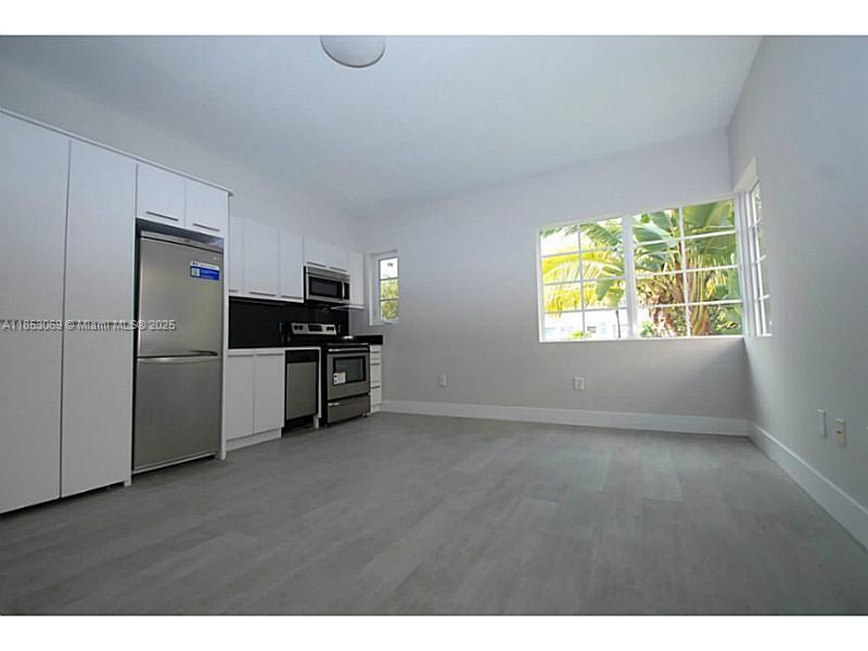 Beautiful, spacious one bedroom apartment, recently entirely remodeled, second and top floor, corner unit, very bright, washer-dryer in the unit, cable and internet included. Possibility to rent separately a parking space. Great location, just few blocks from the Ocean and Lincoln Rd. Available NOW!