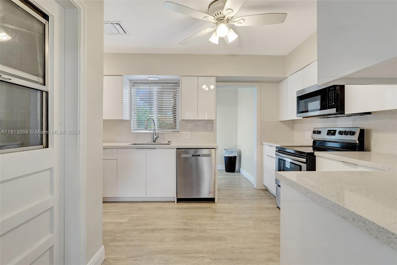 HOLLYWOOD LAKES SECTION - Residential